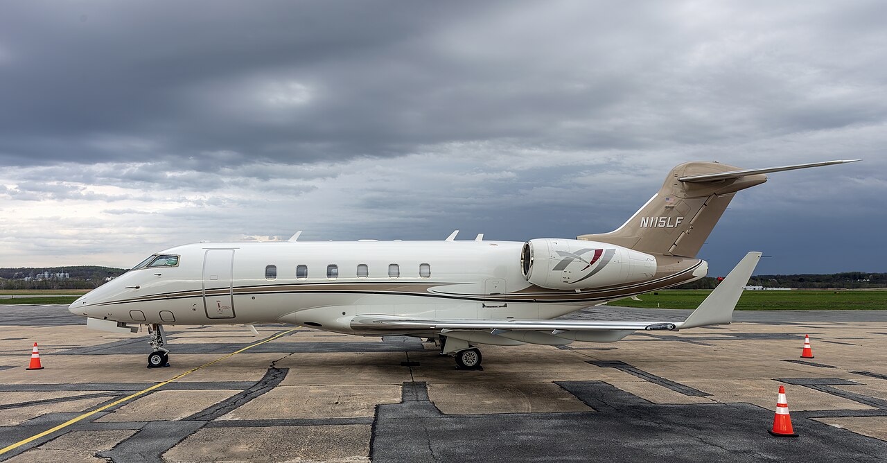 Bombardier Challenger 300 (2012) — N377DP