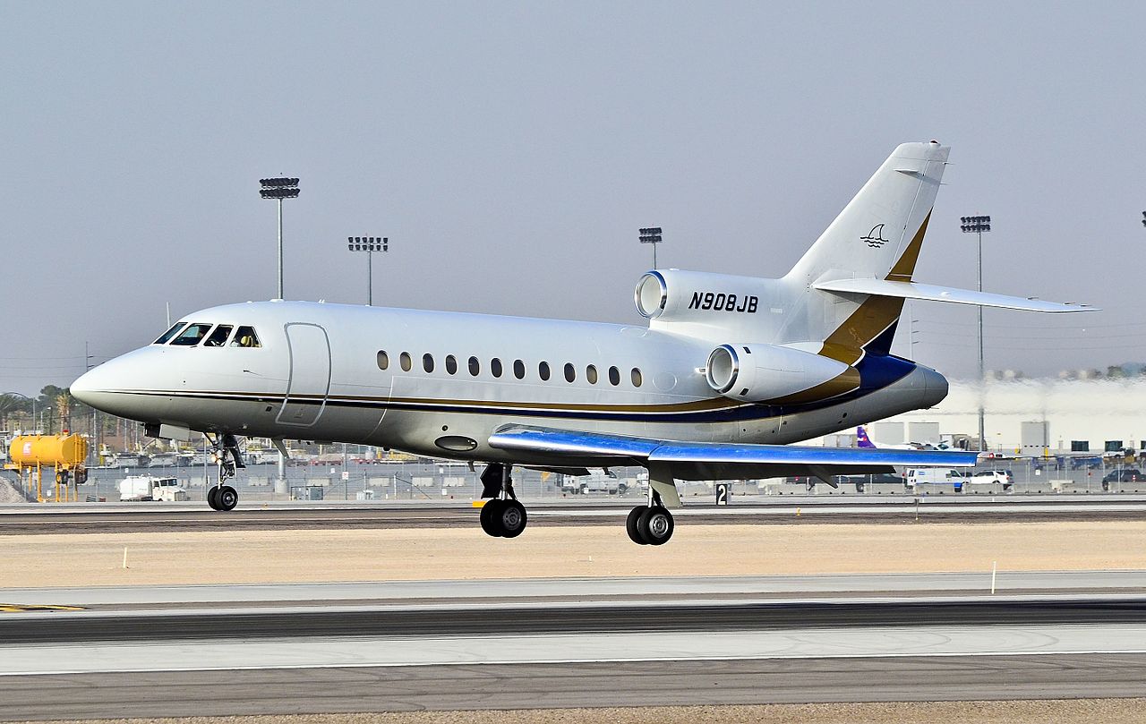 Dassault Falcon 900 (1988) — N38TV