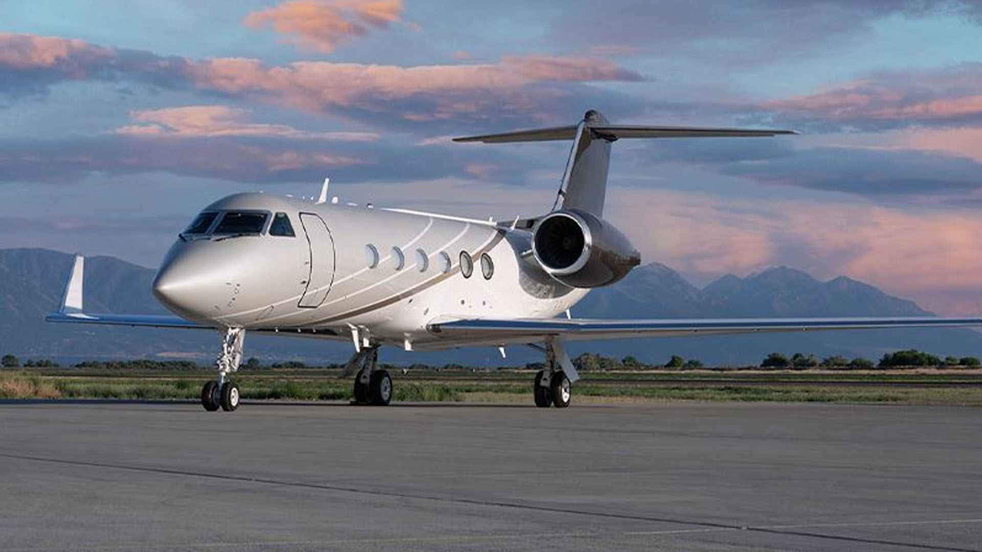 N132JE Fixed wing multi‑engine business jet private jet