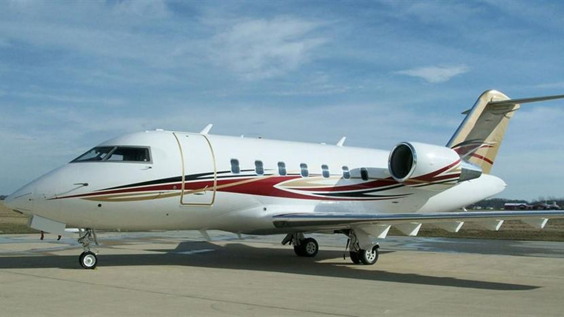 Bombardier Challenger 605 (2007) — N138DM
