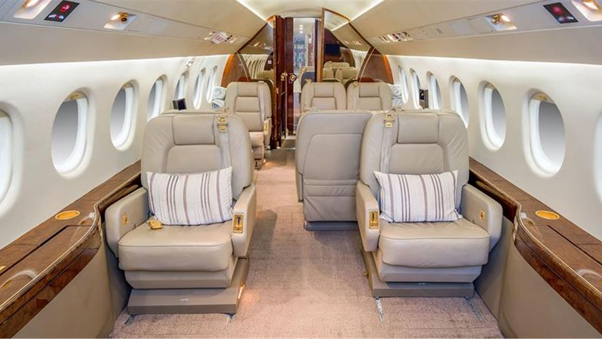 Dassault Falcon 2000 (2002) — N190SA