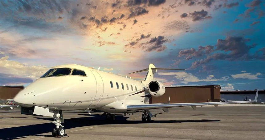 Bombardier Challenger 300 (2011) — N332AR