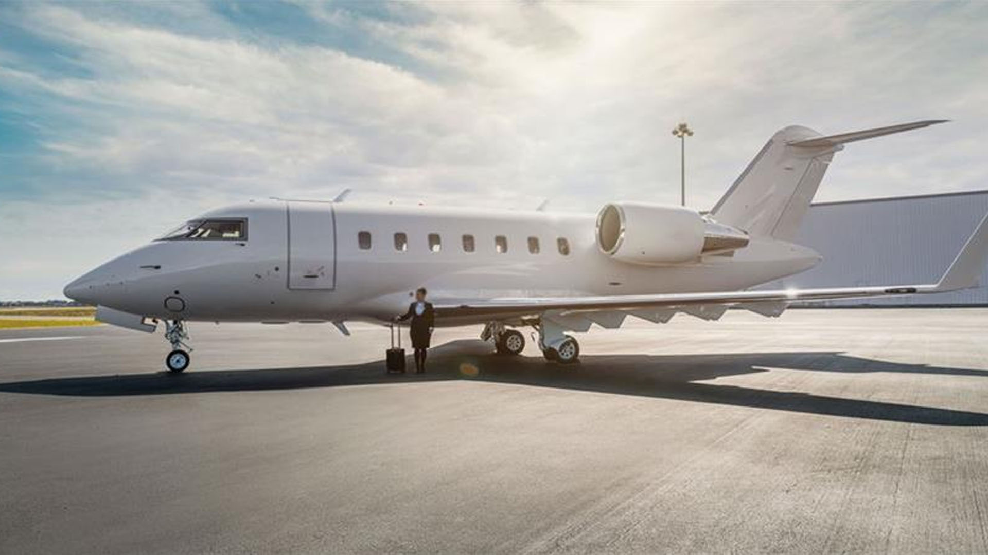 Bombardier Challenger 604 (2002) — N437MC