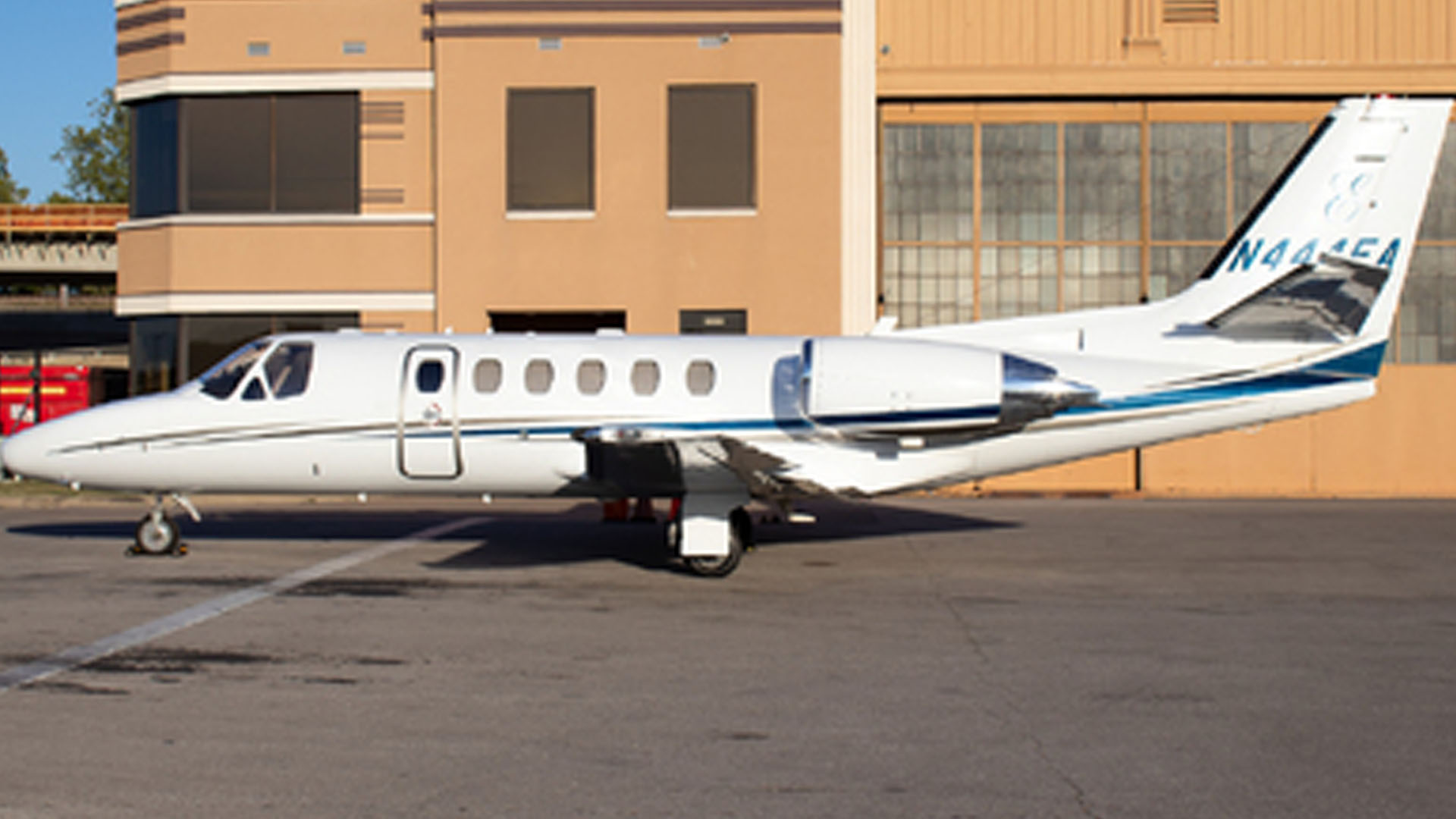 N444EA Fixed wing multi‘engine jet private jet
