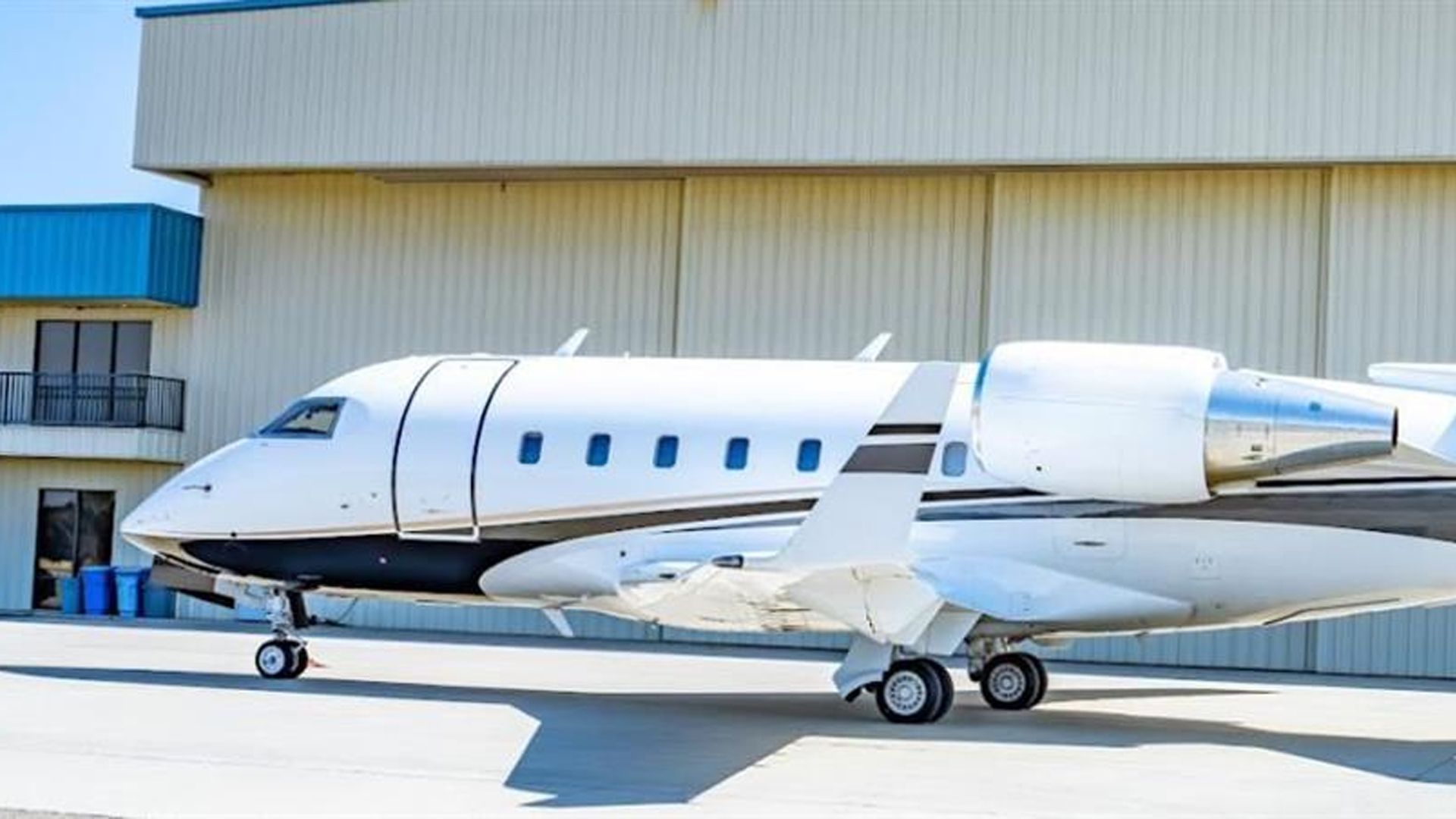 Bombardier Challenger 604 (1995) — N511DD