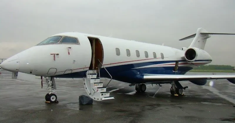 Bombardier Challenger 300 (2005) — N520FX