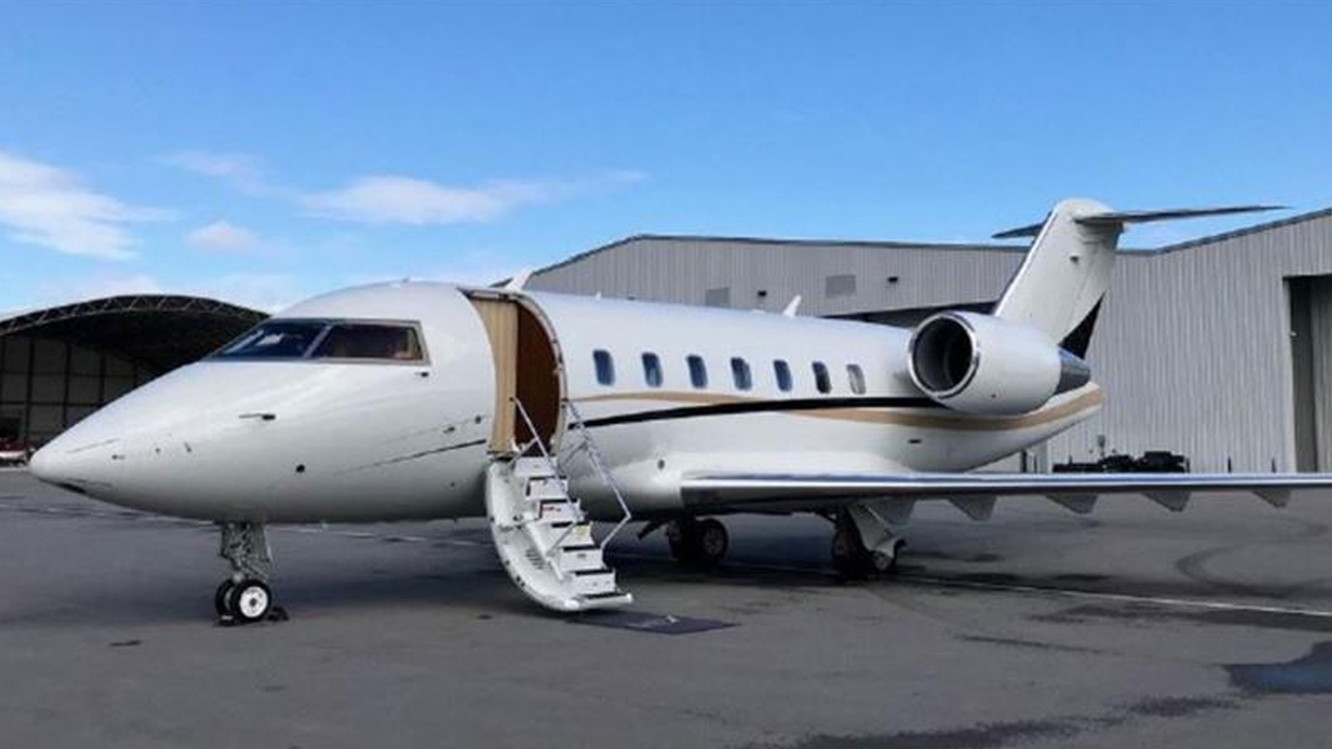 Bombardier Challenger 605 (2010) — N523AR