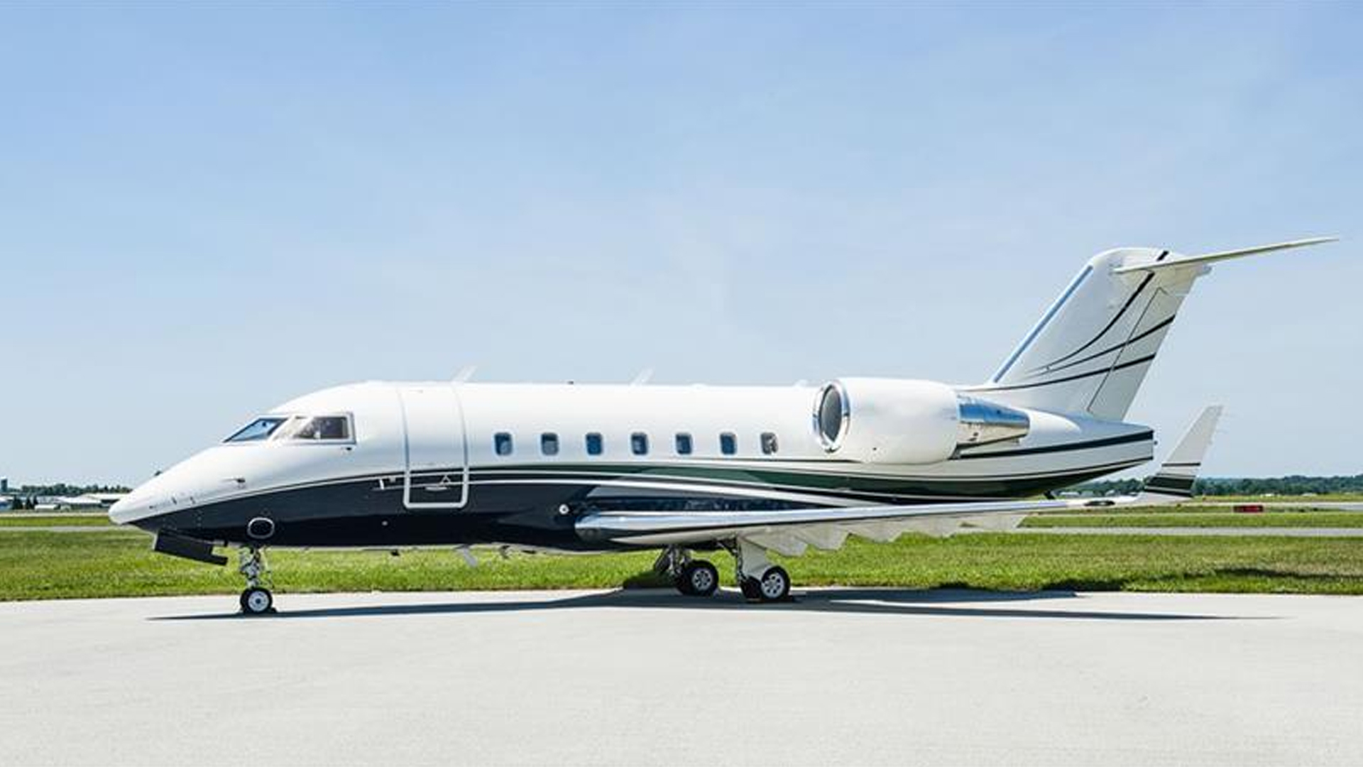 Bombardier Challenger 604 (2005) — N611AZ