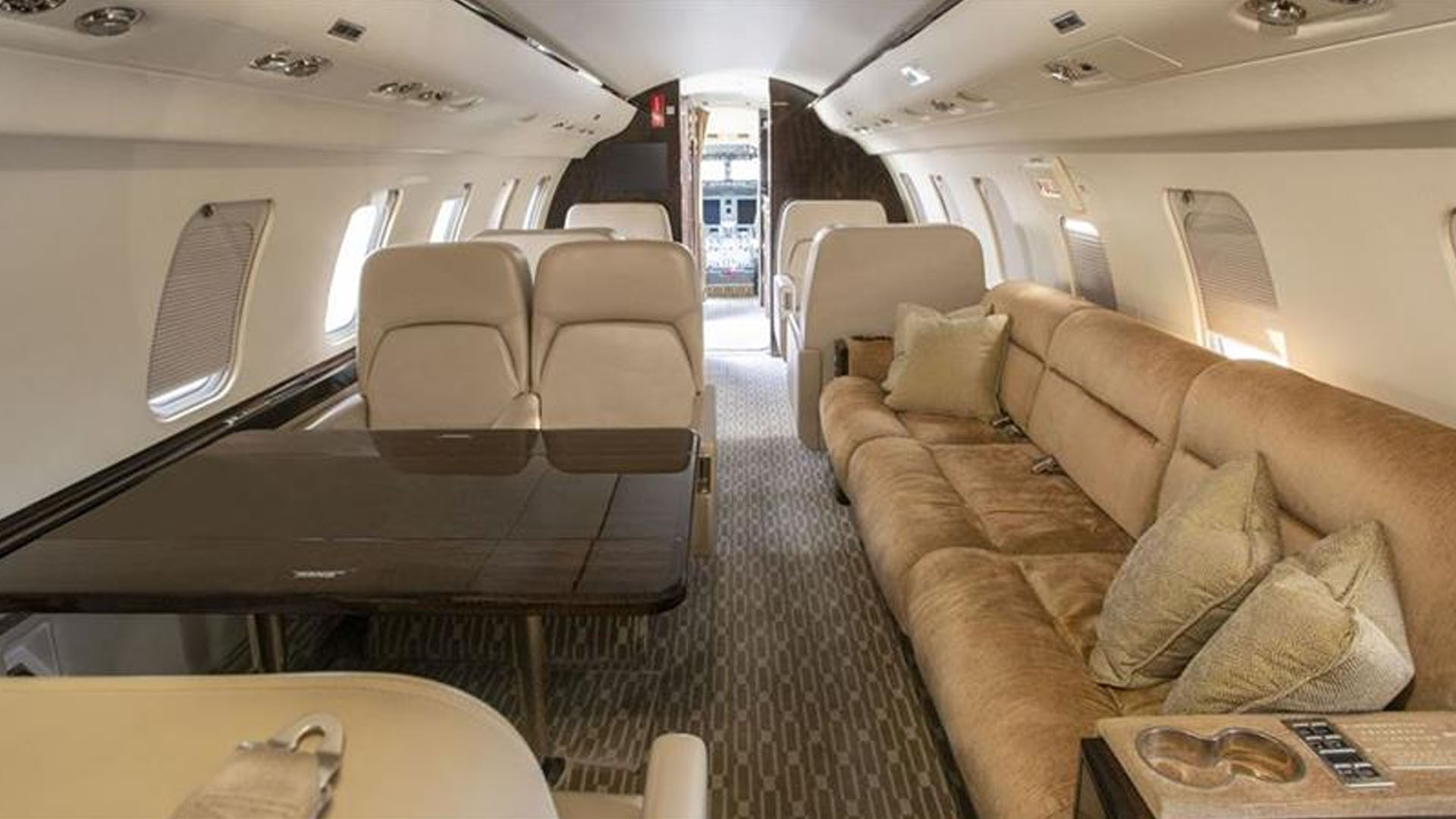 Bombardier Challenger 605 (2011) — N702LV