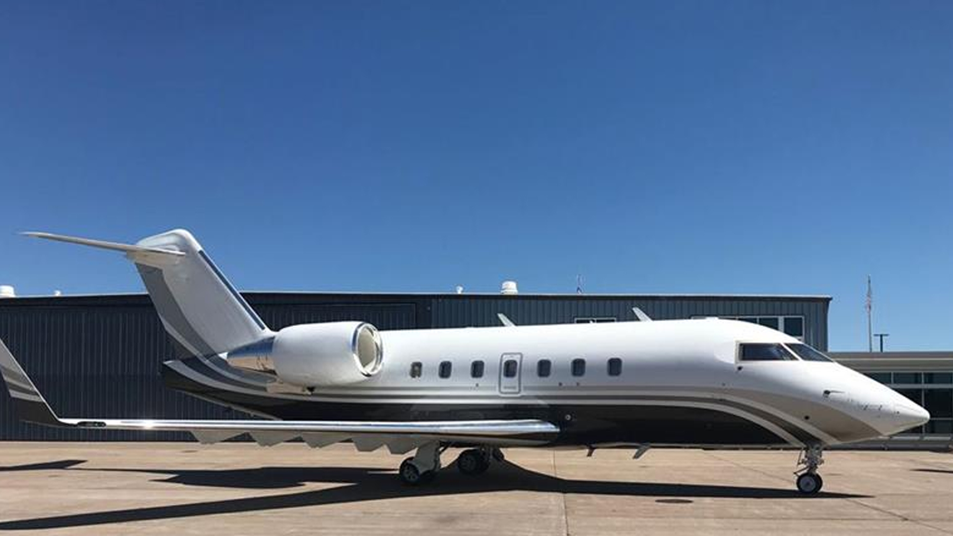 Bombardier Challenger 604 (2000) — N726RF