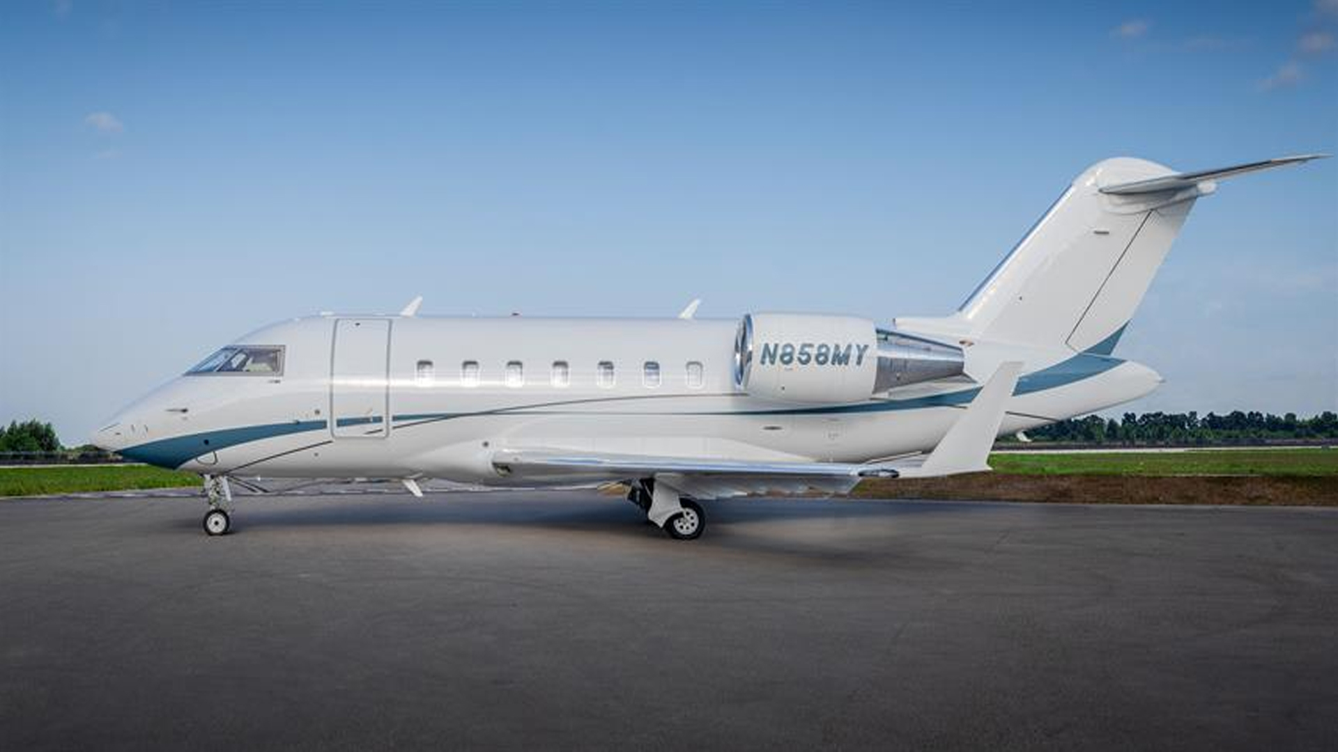 Bombardier Challenger 604 (2016) — N858MY