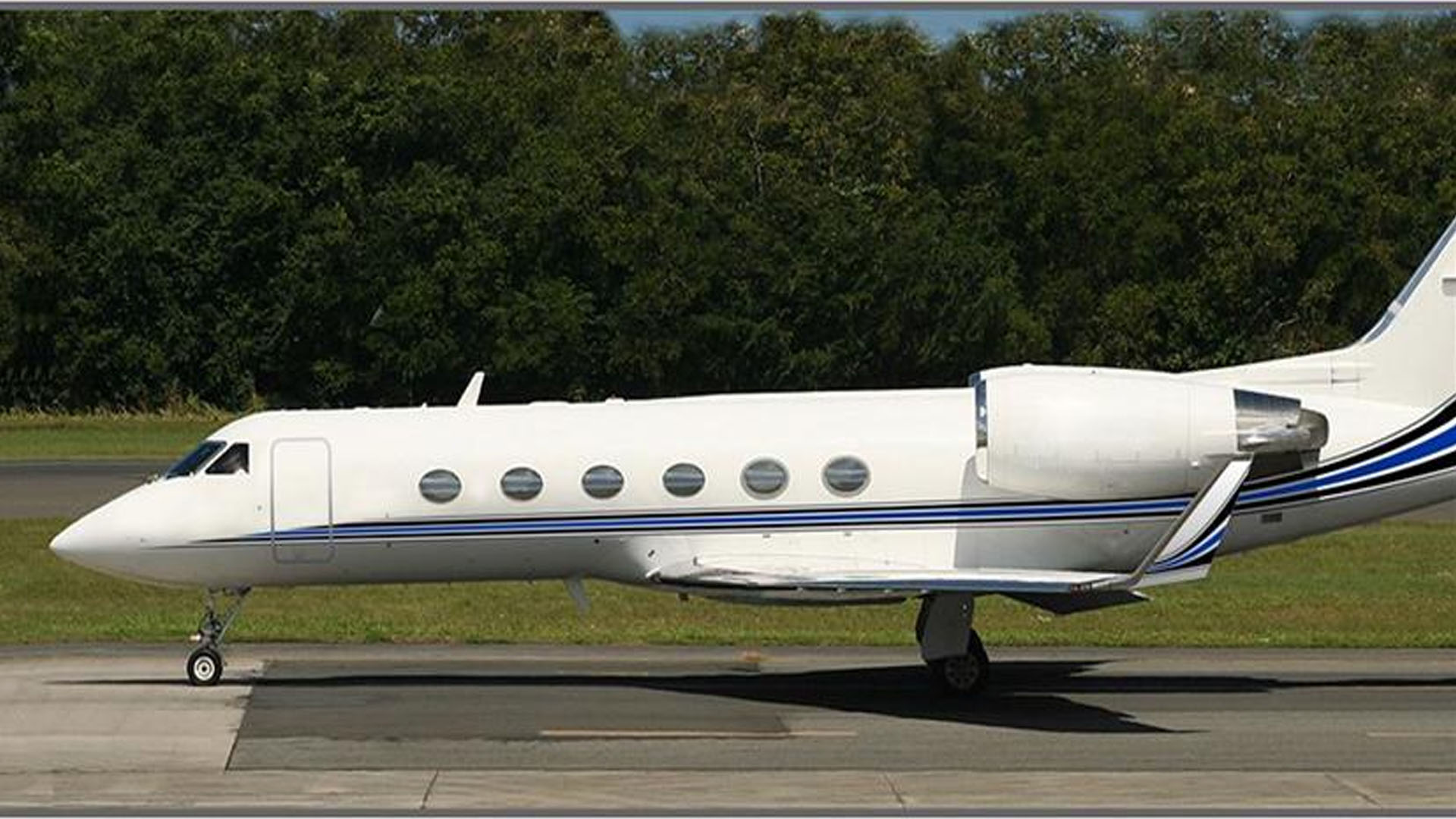 N889CG Fixed-wing multi-engine turbine private jet
