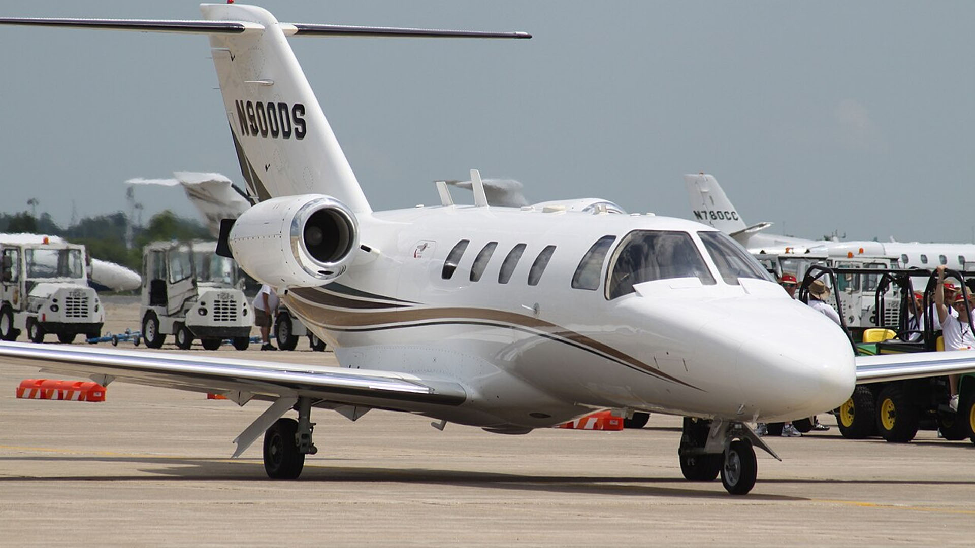 N900DS Light twin-engine business jet private jet
